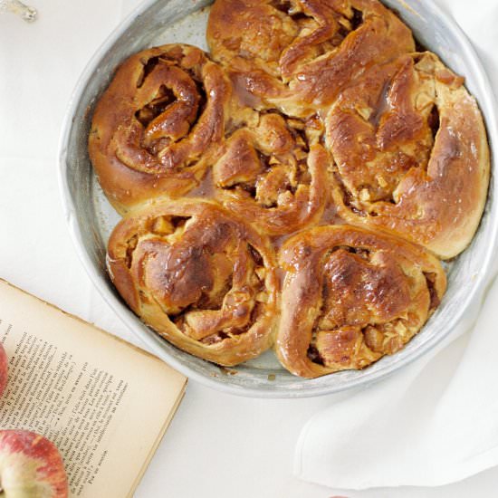 Spelt Apple Cinnamon Rolls - Recipe photo by suvellecuisine