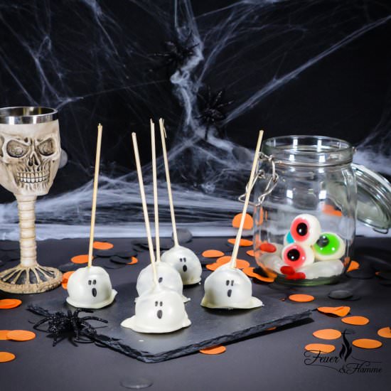 Spooky Ghost Cake Pops - Recipe photo by Feuer und Flamme