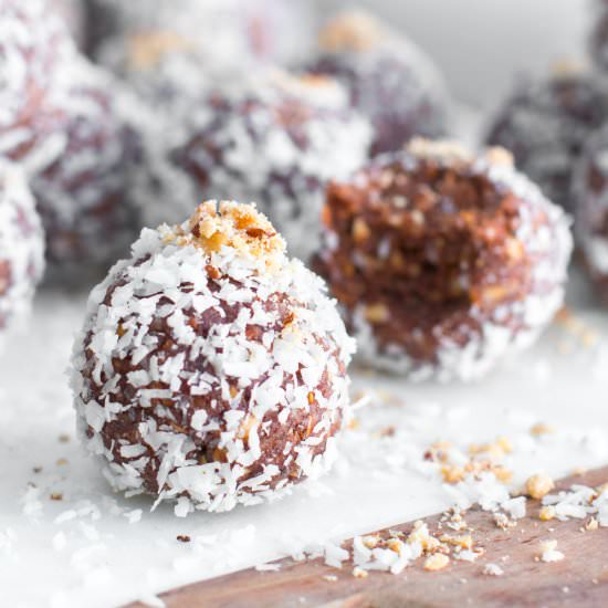 DATE ALMOND COCONUT PROTEIN BALLS - Recipe photo by beckysuebakes