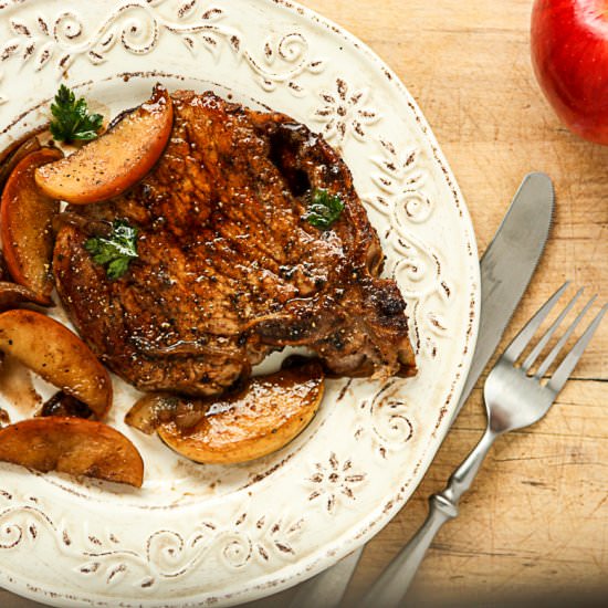 Pork Chops with Caramelized Apples - Recipe photo by the food blog