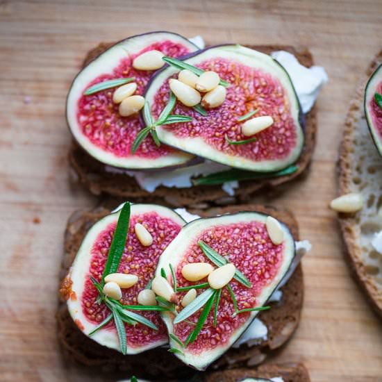 Rosemary fig goat cheese toast - Recipe photo by VibrantFoodStories