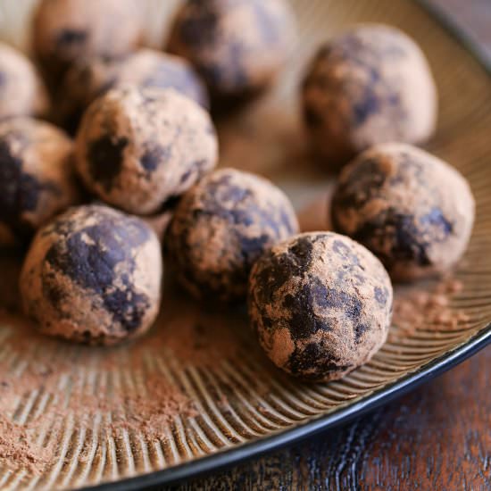 Raw Amaretto Chocolate Energy Balls - Recipe photo by pure ella