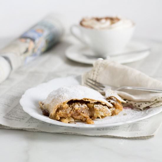 How to make Austrian Apple Strudel - Recipe photo by ViennaSundayKitchen