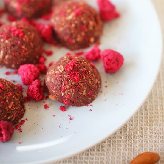 Raspberry and Chocolate Macaroons - Recipe photo by begoodorganics