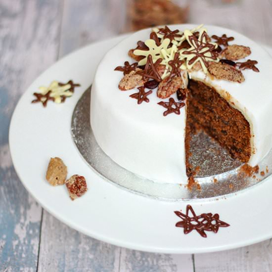 Christmas cake with sugared pecans - Recipe photo by Properfoodie