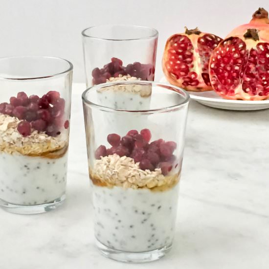 Yogurt Oatmeal Pomegranate Cups - Recipe photo by deandarporcasa
