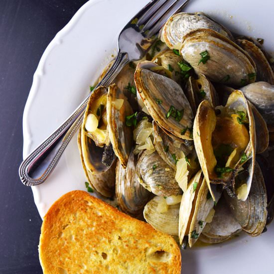 Steamed Clams in Creamy Ale Sauce - Recipe photo by Kitchen Swagger