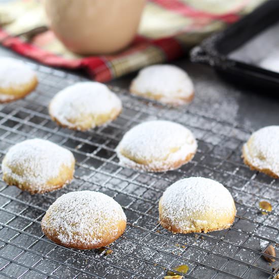 Greek Butter Cookies (Kourabiedes) - Recipe photo by cookingtheglobe