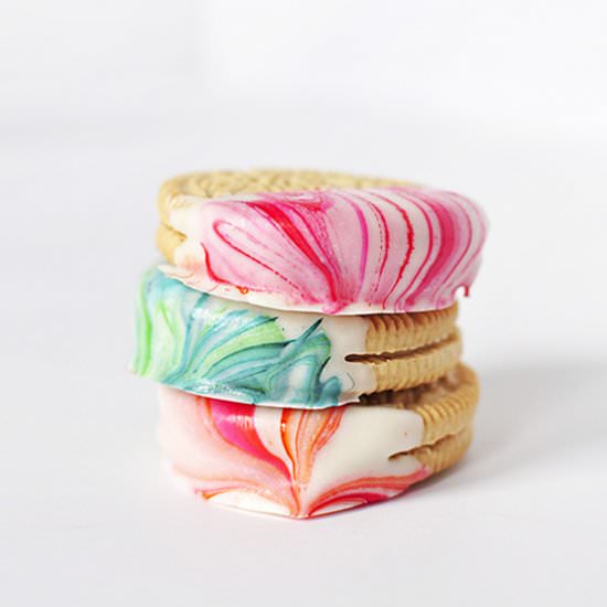 Marble Dipped Oreos - Recipe photo by delineate your dwelling