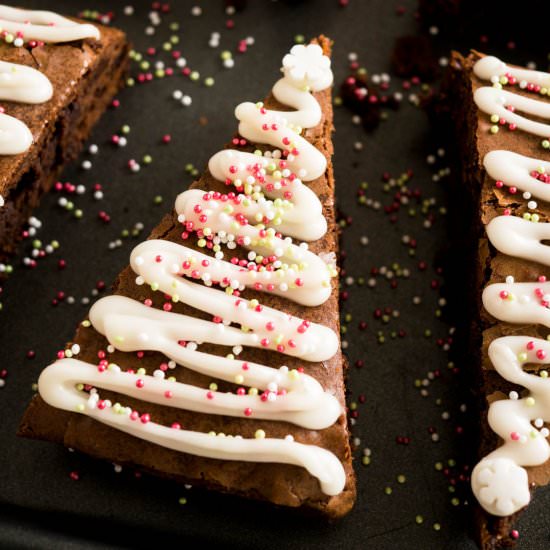 Gingerbread Christmas Brownies - Recipe photo by platedcravings