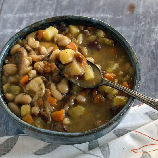Slow Cooker Yellow-Eyed Bean Soup - Recipe photo by geekypoet