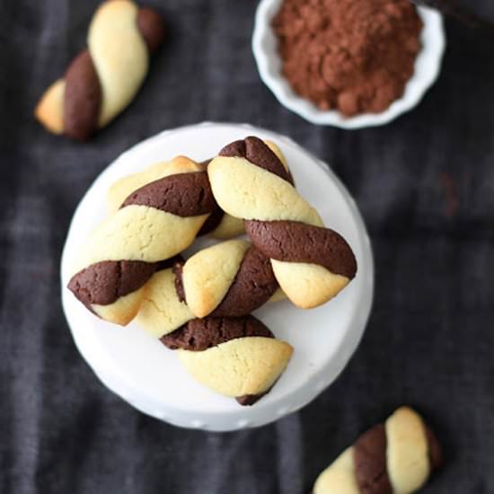 Chocolate and vanilla cookies - Recipe photo by juno82