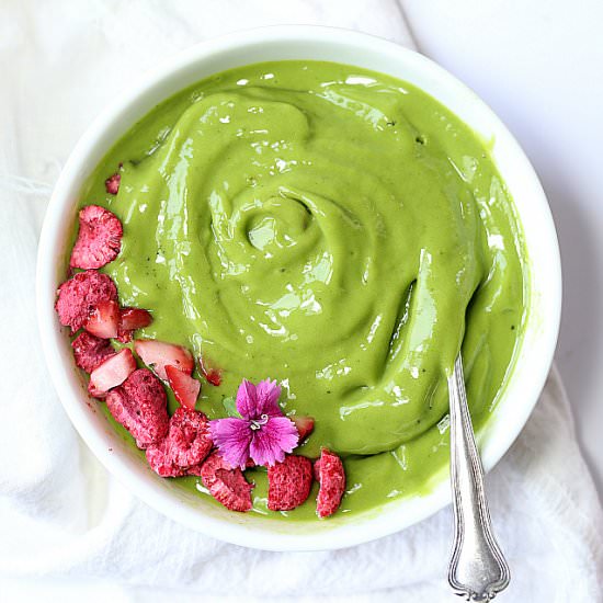 Cleansing Matcha Smoothie Bowl - Recipe photo by Delightful Mom Food