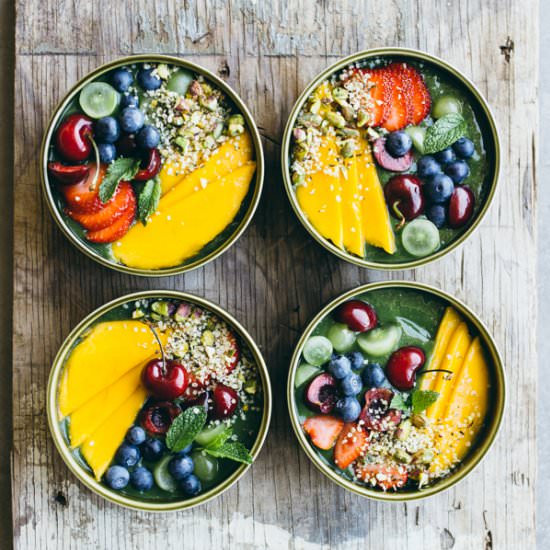 Green smoothie bowls - Recipe photo by the barefoot housewife
