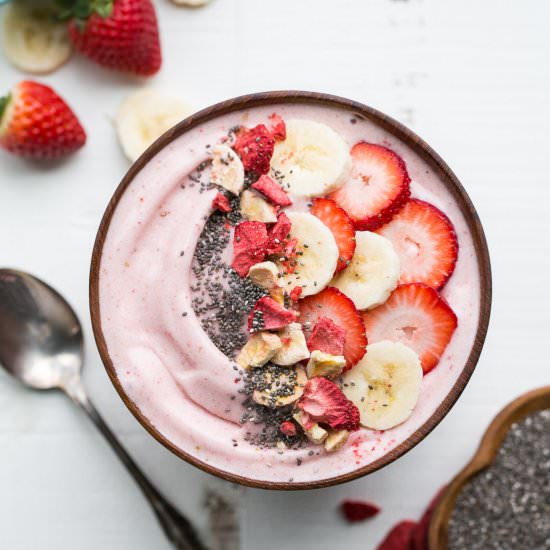 Strawberry Banana Smoothie Bowl - Recipe photo by bakerita