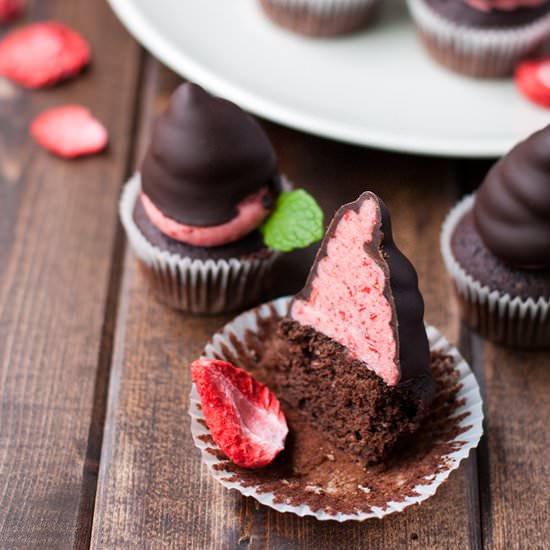 Strawberry Hi-Hat Cupcakes - Recipe photo by contemplating sweets