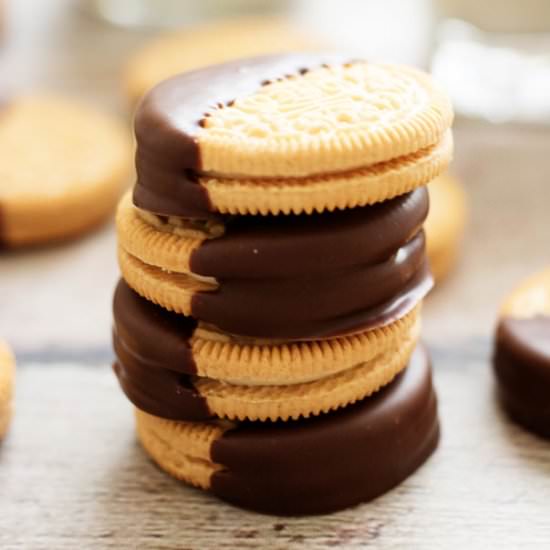 Oreo Cookies Chocolate Dipped Dunk - Recipe photo by berlyskitchen