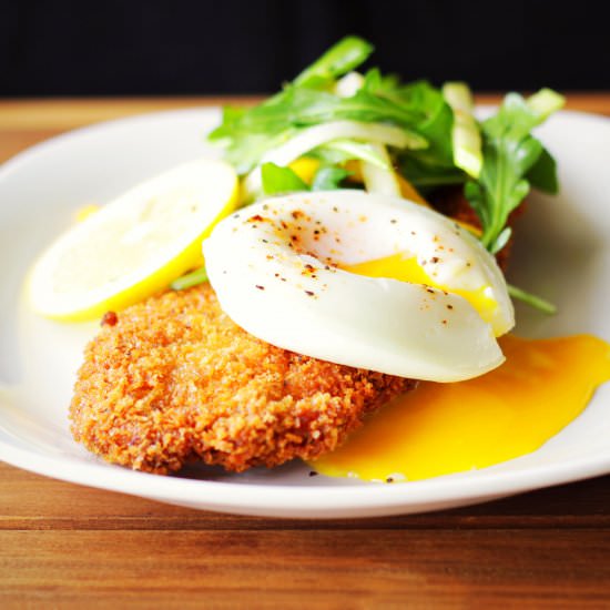 chicken milanese with poached eggs - Recipe photo by tastesspicy