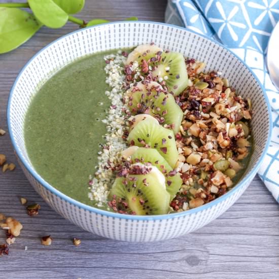 Superfood Green Smoothie Bowl - Recipe photo by primitivish