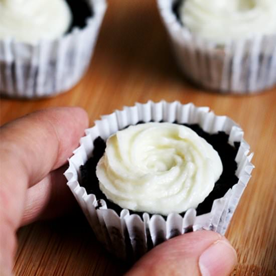 Two-Ingr No-bake Mini Oreo Cupcakes - Recipe photo by When Hungry