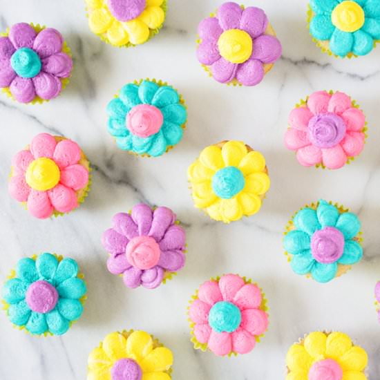 How to Make Daisy Mini Cupcakes - Recipe photo by sarahsbakestudio