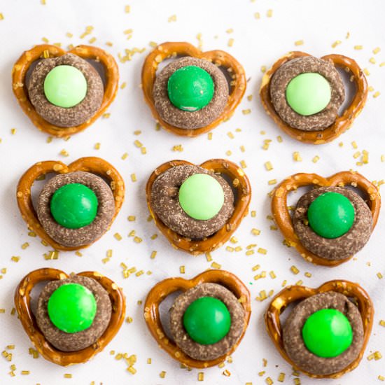 Mint Chocolate Pretzel Bites - Recipe photo by thegraciouswife