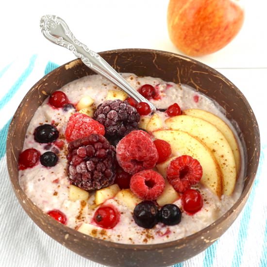 Apple Berry Porridge (Oatmeal) - Recipe photo by minamade