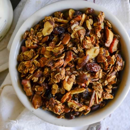 Apple Almond Granola - Recipe photo by raiasrecipes