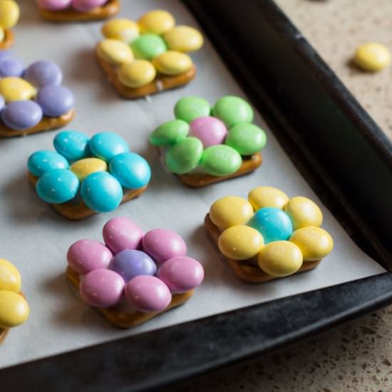 Flower Pretzel Treats - Recipe photo by dessertsbyjuliette