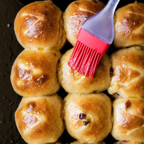 Vegan hot cross buns - Recipe photo by lazycatkitchen