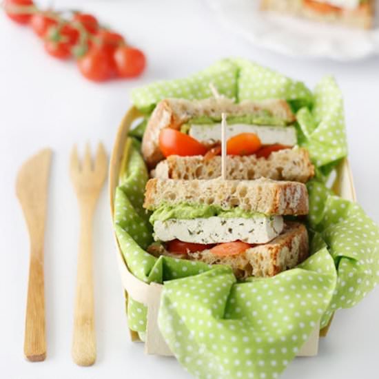 Tofu burger with avocado - Recipe photo by juno82