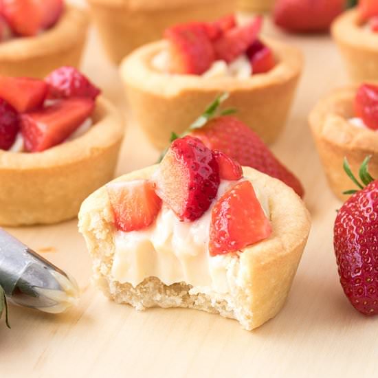 STRAWBERRIES AND CREAM COOKIE CUPS - Recipe photo by The Crafting Nook