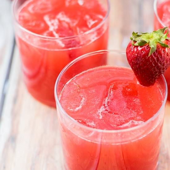 How to Make Agua de Fresa - Recipe photo by Carissa @ thrift and spice
