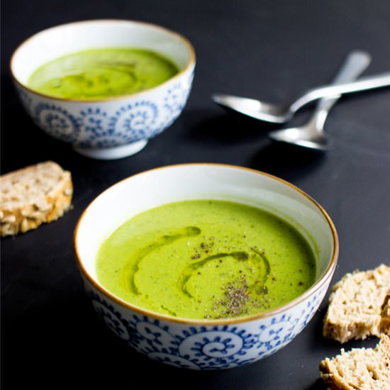 Irresistible Pea and Mint Soup - Recipe photo by HurryTheFoodUp