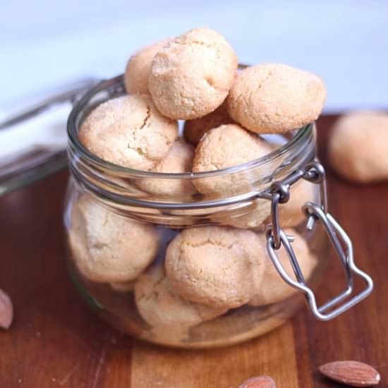 Italian Amaretti - Recipe photo by The Happy Cooking Friends