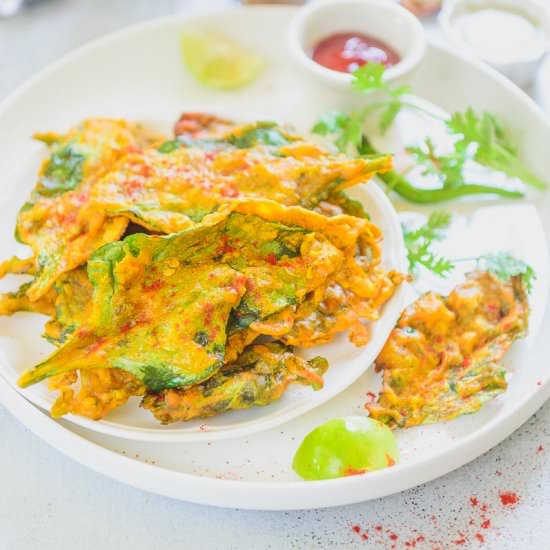 Palak Pakora or Spinach Fritters - Recipe photo by Whiskaffair