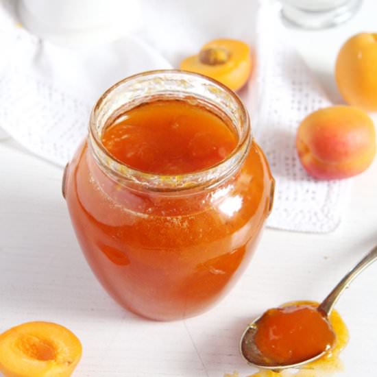 Simple Apricot Jam - Recipe photo by adinutza