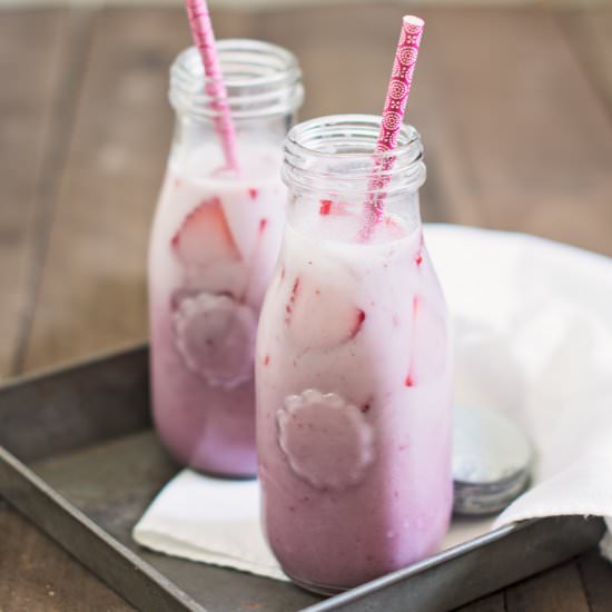 Hibiscus Strawberry Iced Latte - Recipe photo by littlefiggy