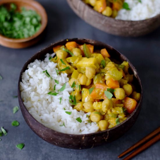 Veggie curry with pineapple - Recipe photo by elavegan