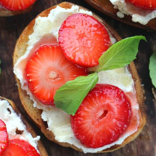 Toast with Vanilla Mascarpone - Recipe photo by buszujacawkuchni