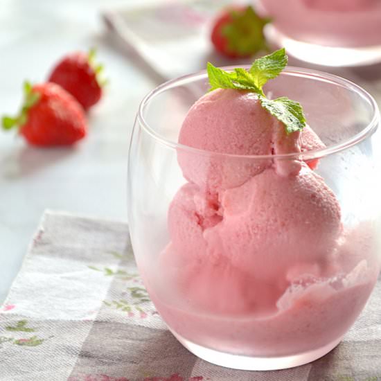 Strawberry Gelato - Recipe photo by ItalianRecipeBook