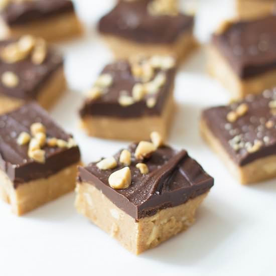 Crunchy peanut fudge bars - Recipe photo by livelymess