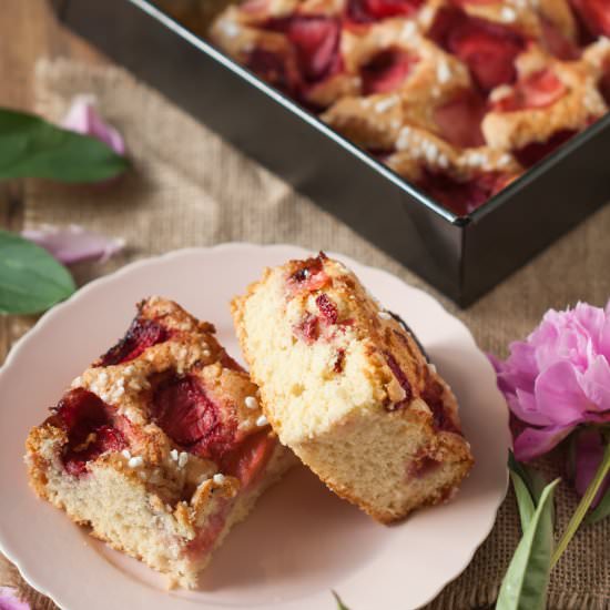 Light Sponge Cake with Stawberries - Recipe photo by Simple Sugars