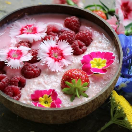 Strawberry Overnight Oats - Recipe photo by breakfastwithflowers
