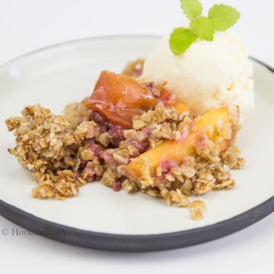 Nectarine Raspberry Crumb Pie - Recipe photo by hovkonditorn