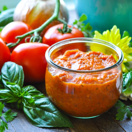 20-Min. Garlic & Herb Tomato Sauce - Recipe photo by The Seasoned Mom