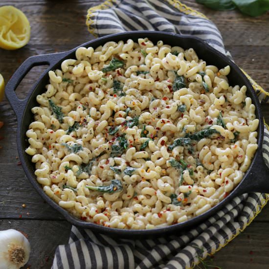 Vegan Mac & Cheese w Garlic Spinach - Recipe photo by Vegan Huggs