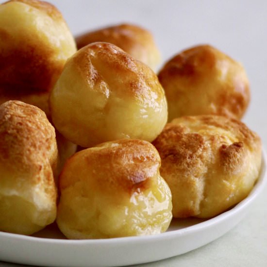 Brazilian Pao de Queijo - Recipe photo by twosleeevers