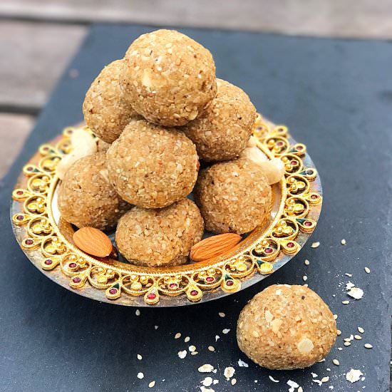 Oats & Sesame laddus - Recipe photo by tanusrecipes