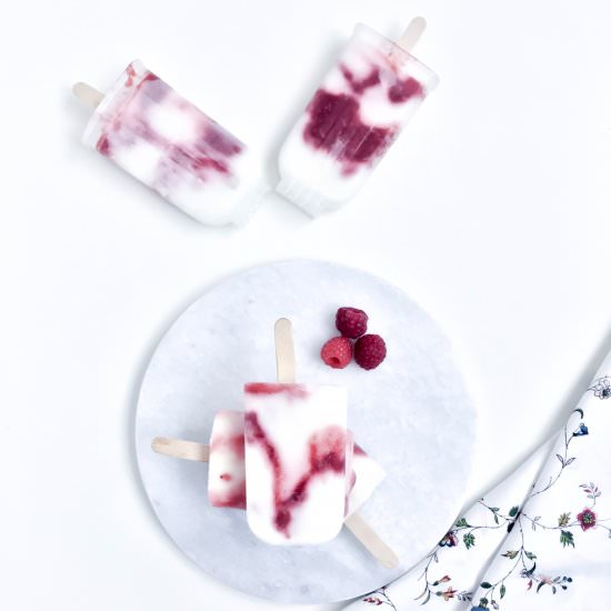 Light raspberry Greek yogurt pops - Recipe photo by deandarporcasa